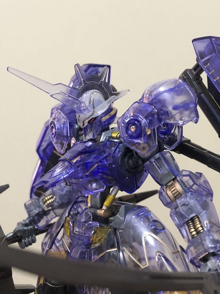 クスィーガンダム改造中の休憩でやり始めた積み崩しです。ゴールドで墨入れしてあります。ゲート処理に1番手間を掛けました。ニッパー2度切り、紙やすり320.600.1,000の順番でかけ、ダイソーの爪磨きでツルツルになるまで研磨した後、ガイアEXクリアー+蛍光クリアーの混色を3回塗り重ねたのでヌルっとしたテカリがします。