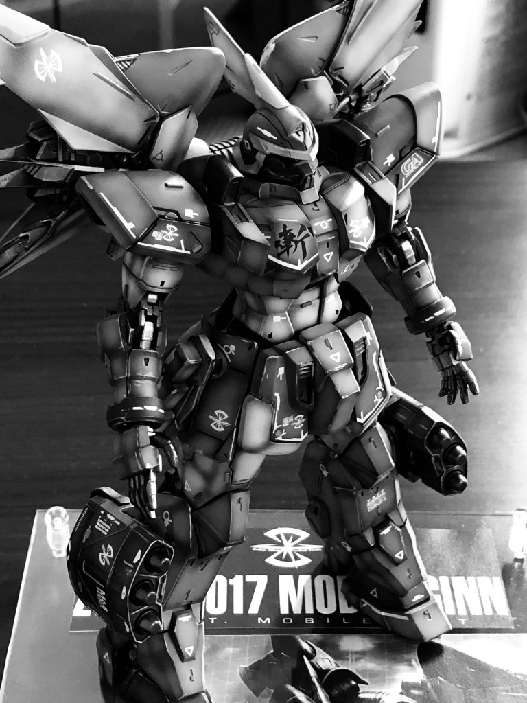 おまけモノクロで撮影してみましたがお気に入りの1枚が撮れました✨100均のフォトフレームに説明書のカラーコピーをカットして挟んで台座にしています😅撮影はiPhoneのカメラです📸長々と失礼しました。最後まで読んで頂きありがとうございました🙇♂️