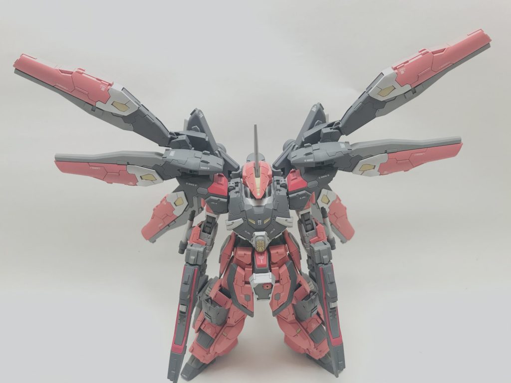もちろん羽を開けます。数も長さも減らしましたがけっこう派手です。写真もすごく撮りづらい!笑