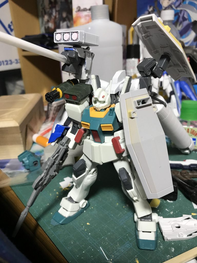 ストレートに組んでたので制作中の画像はフルウェポンにして遊んでいたものくらいでしょうか。そのうちこの状態での完成もお披露目したいですね。