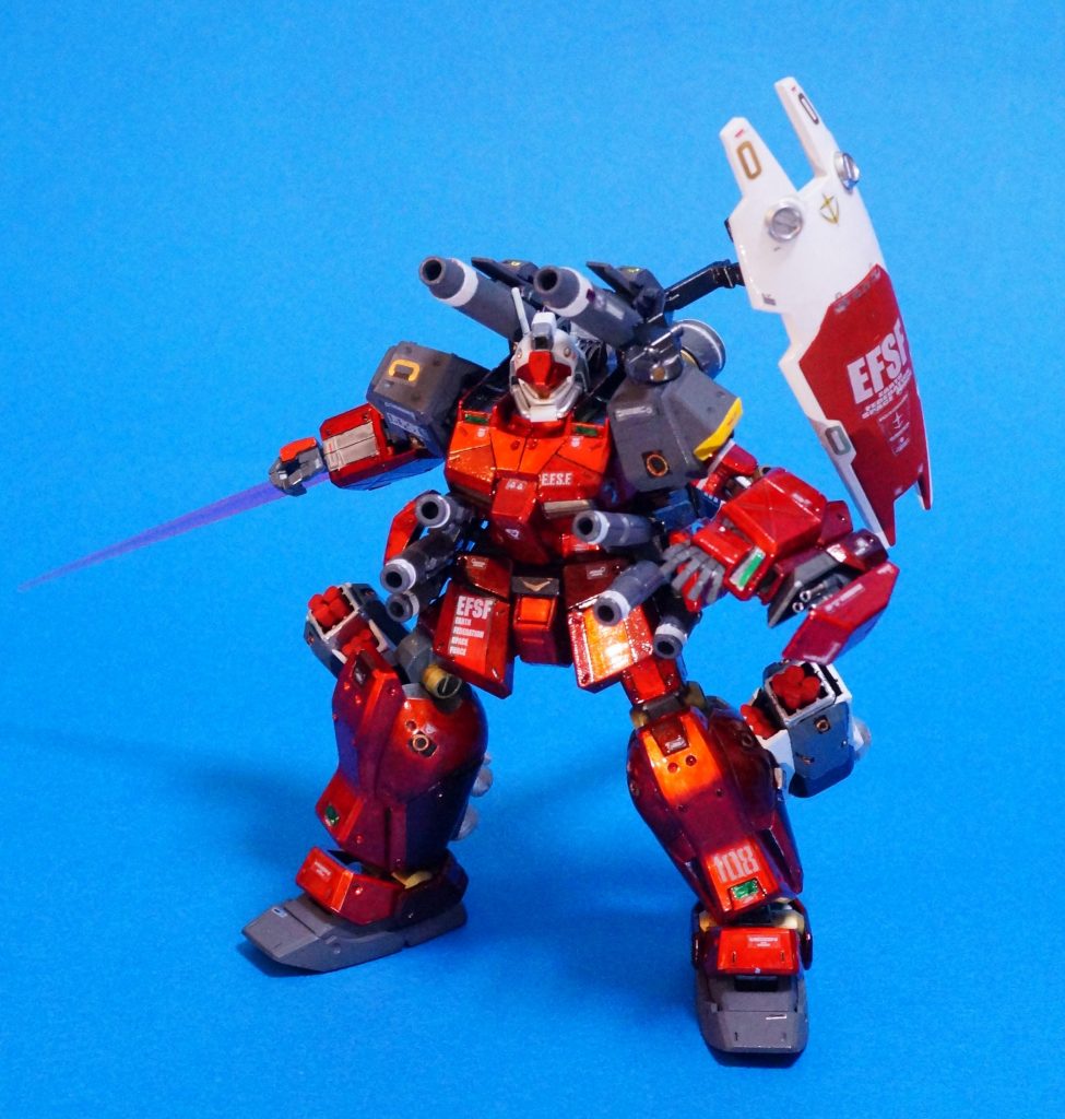 サブアームにより左手が空いたことで、後のガンダムNT-1に装備されたハンドガトリングを採用。ビームサーベルにおいては抜刀のタイムラグを減らしパイロットの負担を軽減するために、右手からビームトンファー形式でビームサーベルの刃を展開させる方式としている。これにより腕を通してジェネレータと有線直結でき、ビーム刃発振時間が飛躍的に伸びている。