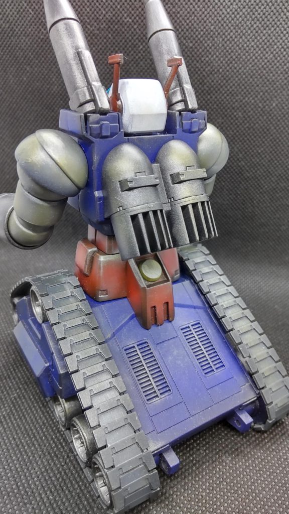 キャタピラはグレー系で塗装したのですが、ウェザリングするとメタリック系で塗装したような金属感が出せます。