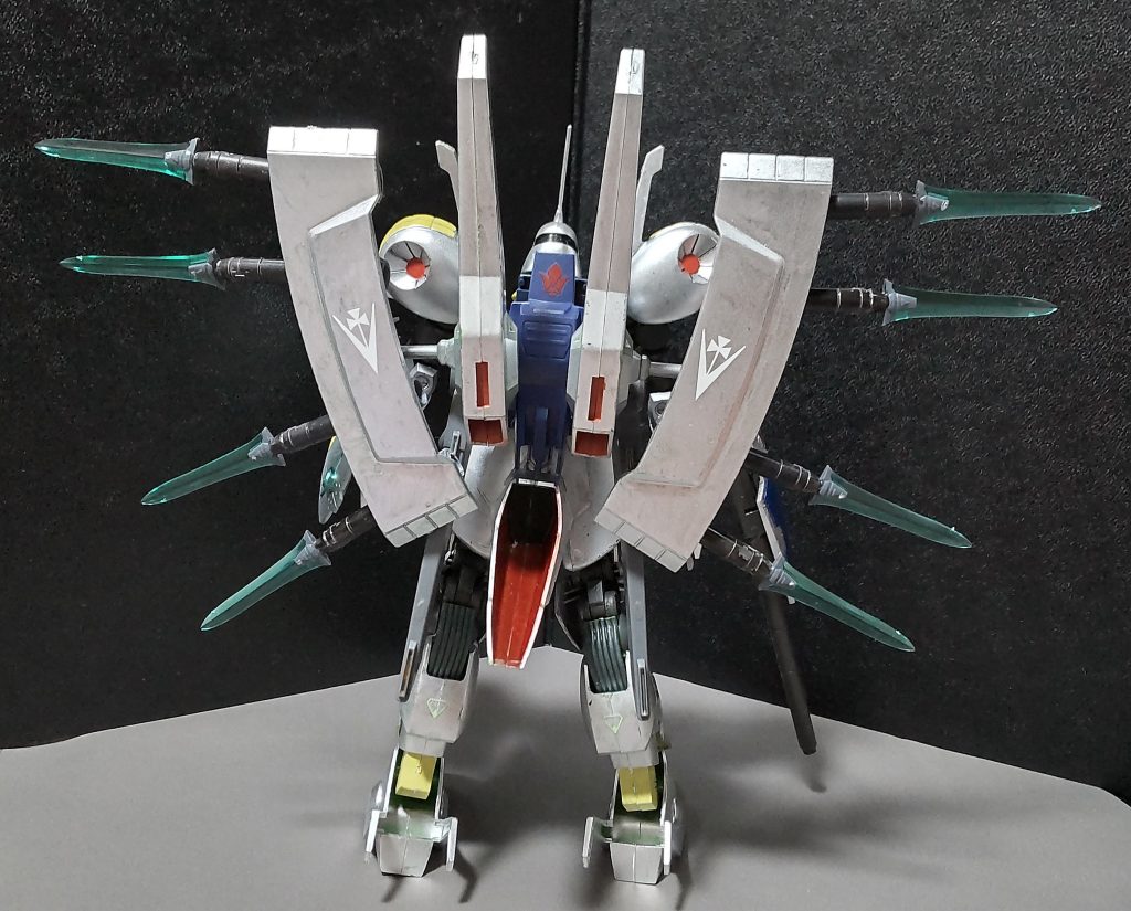 リアビューバックパックのムーバブル・シールドは上下左右可動もしますし、外せます。他にも追加スラスターとして、スタークジェガンのを付けてます。