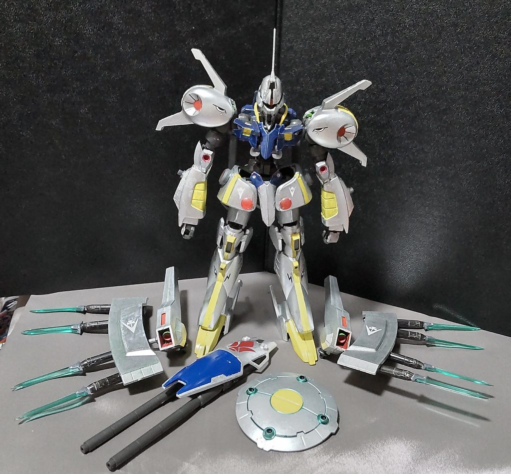 武器やブースターを外すとこんな感じ。旧キットの最大の欠点であった武装無しを如何にして補おうか苦労しました。