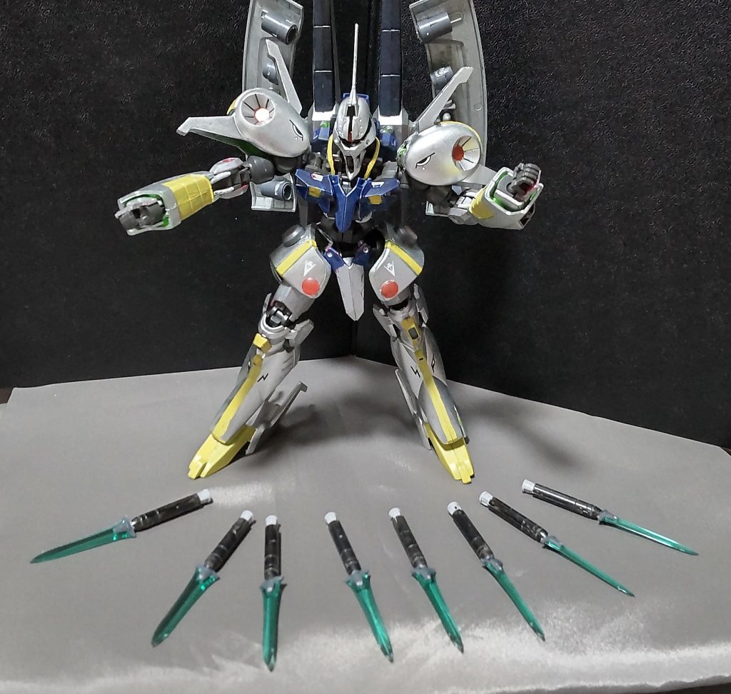 ○ビーム刃付ミサイルランチャームーバブル・シールドに左右4発ずつ搭載されている対艦用の特殊兵器。オプティカル・シーカーを内蔵しており、更に先端部にビーム刃を発生させることで、対象接触時により深く突き刺さり爆発する事で、被害を拡大させるのが目的とされている。