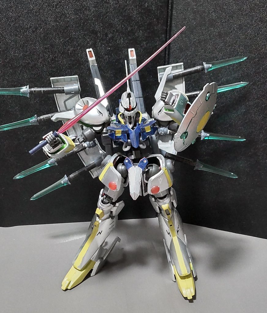 ○ビームサーベルシールド裏に2本装着している。出力は一般のと大差無い。