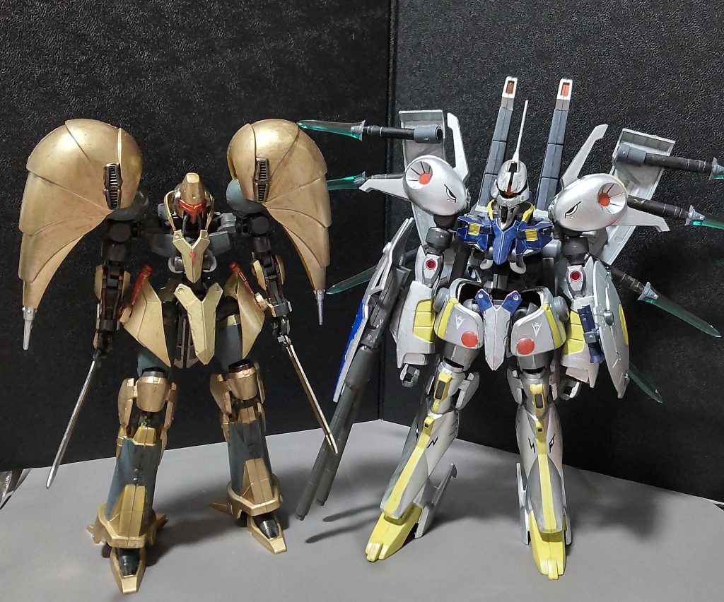 大きさ比べその2同じ鉄血フレーム、特にヴァルキュリアフレームを使用している者同士である鉄血オージェと並べてみる。右の奴な、エルガイムに出てたんやでとウソついても違和感無いですね。※先述してますが、パラスアテネのデザイナーは永野護ではありません。