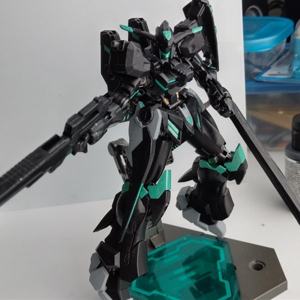 ミキシング作品「ガンダムウロボロス」BFやBD風に、複数作品のガンプラを好きなように混ぜ混みんで、ファレホで塗りましたファレホ楽すぎて信者になりますわ、これまだ本体だけで武装類が完成してないですが、現状でも結構満足してるので投稿します使用ガンプラ・ガンダムバエル・ガンダムバルバトスルプス・ガンダムバルバトスルプスレクス・ガンダムアスタロトオリジン・ガンダムスローネアイン・ケルディムガンダム・シナンジュスタイン 以下妄想ですASW-X-001「ガンダムウロボロス」ガンダムフレームに「GNドライブ」を搭載した異形の機体GN粒子によって大気圏内での浮遊が可能であり、宙域・空中戦闘を得意とする臀部にシールドビット4機、テイルブレードを搭載しており、単騎での飽和攻撃が可能である構造上の欠陥として、エイハブリアクターの特性上、稼働時に大規模なEMPが機体を中心に発生するため、エイハブリアクター動作時はシールドビットが封印される(裏コンセプト:BDRのフレディ、パルが見た際にビビりそうな機体)（3枚目）