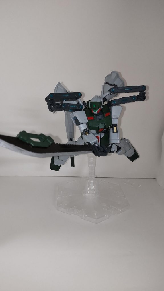 対艦刀モビルスーツだけでなく刃のビームコーティングによりビームでさえ一刀両断できる。これはガンダムベース限定の武器セットみたいなやつから移植しました。ネオジムによりバックパックに装備できます。