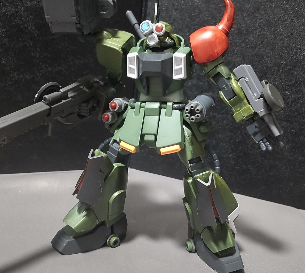 ・2連装対戦車ミサイルランチャー右腰に装着している武装。・ガトリングガン＆ハンドグレネード左腰に装着。