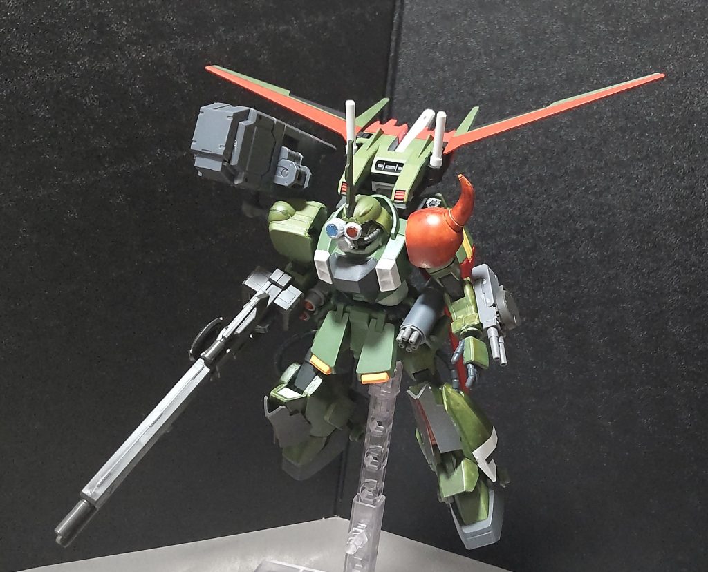 当初はスコープザクウォーリア本体だけで完了させようかなと思っていたのですが、専用のウィザードシステムが欲しいなと思っていた所に、余っていた複数のエールストライカーがあったので、ガナーウィザードを使って調整してみたら良い具合に出来たので採用しました。