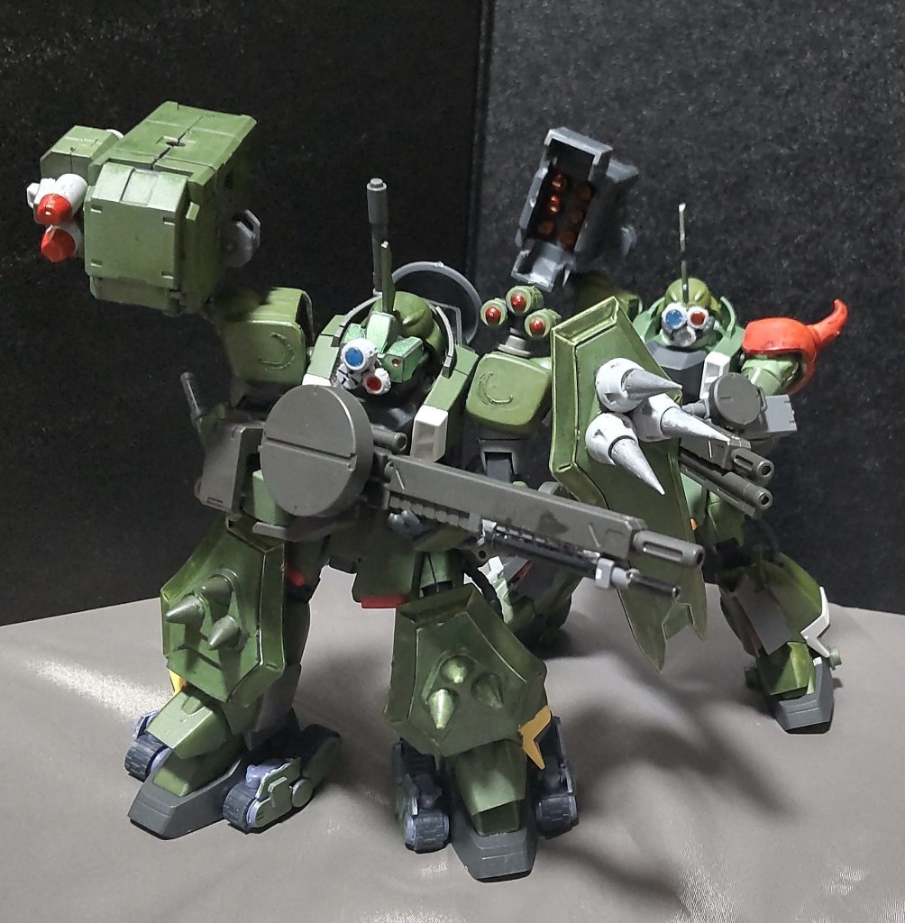 スコープザク達による連携プレー後ろのザクのショルダーミサイルポッドで先行しているターボカスタムをフォロー。※ザ・ラストレッドショルダーのシーンを再現しようとしました。