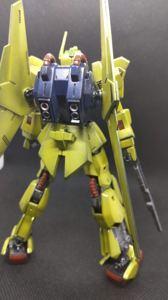 後ろ姿もスタイルが良いですね。