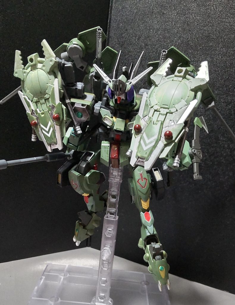 元ネタのエリゴスは槍と旗と蛇(もしくは杖)を持った騎士の姿で現れるとの事なので、細かく角度調整が出来る肩部シールドキャノンを蛇としての役割を持たせました。生き物っぽさを表現する為に、穴あきの部分に目を付けたら、それっぽく見えました。