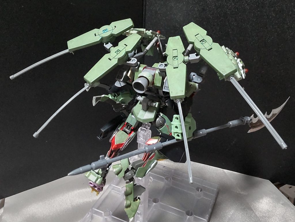 ブースターは画像のように可動するので、ポーズ付けに貢献します。※京都ヨドバシに飾られてある改造グレイズを参考にしています。