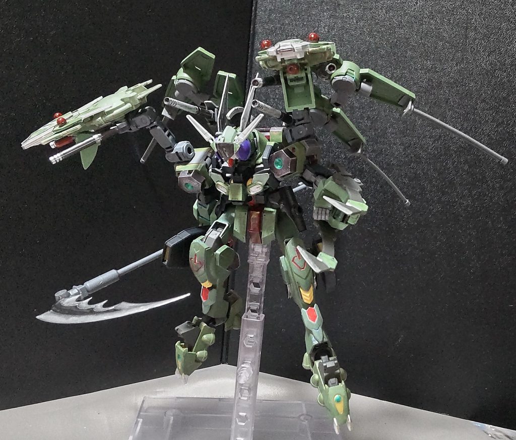 突撃モードその2鎌や爪で相手を刈り取って行く姿はまさに死刑執行人。