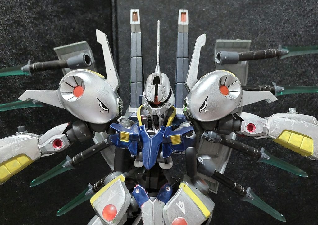 次に武装紹介をしておきます。まずは両肩の前後にある拡散ビーム砲。近接戦闘時にも十分な威力があるし、原作では牽制用として使用していました。