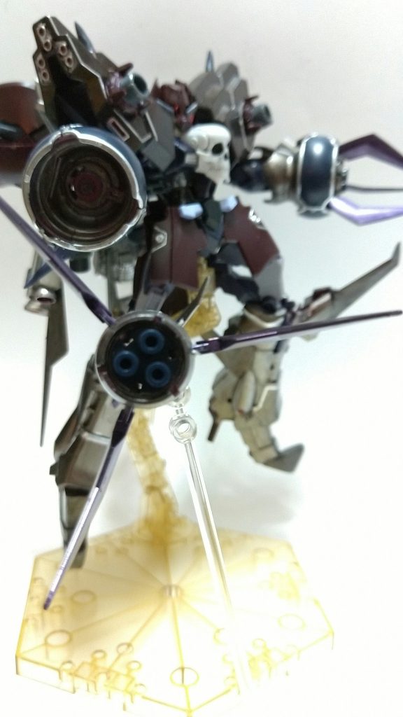 クロービット本家とは違い、インコムではなくビット(無線式)となった。