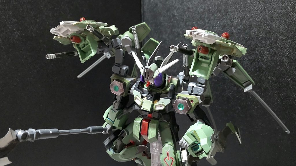 ・エリゴスファイヤー追加武装の一つ。所謂火炎放射器で、普段、赤い発射口部分は口が閉じられているが、攻撃時に口が開くというギミックを持たせたことで、蛇が炎を吐くといった演出を持たせてます。※アーム部分は色々な角度に調整できるので、前方だけでなく、後ろにも攻撃出来ます。