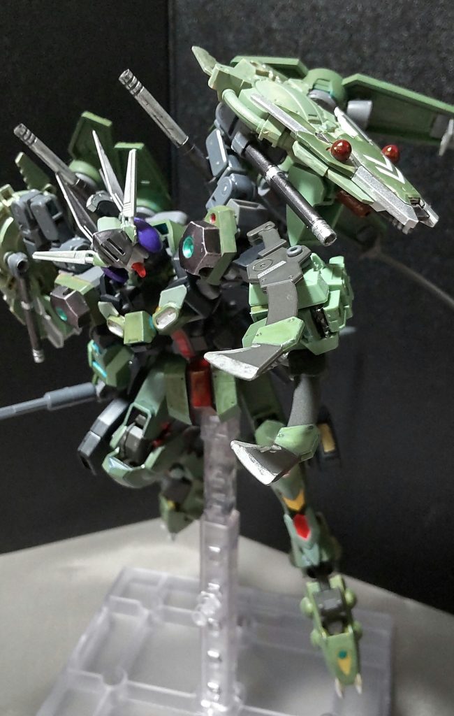 ・シュランゲファング※ドイツ語で蛇の牙といったところか。左腕の追加装甲に装着してある展開式のクローで、切り裂いたりするのは勿論、相手の武器を絡め取る事も出来る。※元々腰に装備してたアサルトナイフを腕に装着させることで、新たな武装として生まれ変わらせました。