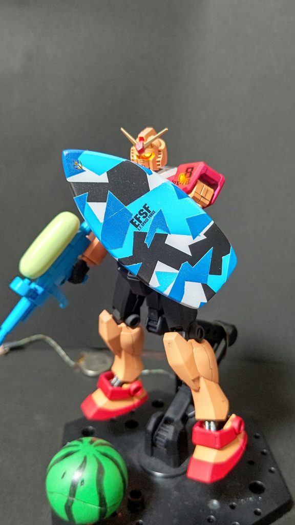 盾はサーフボードにちょっと短かったかも中にポリキャップ仕込んだので3mmプラ棒で、腕と背中にマウント可能！スプリッター迷彩を試してみたくてこんな色にちょっと4色はうるさかったかも？あと、塗膜が厚かったから段差が目立つ