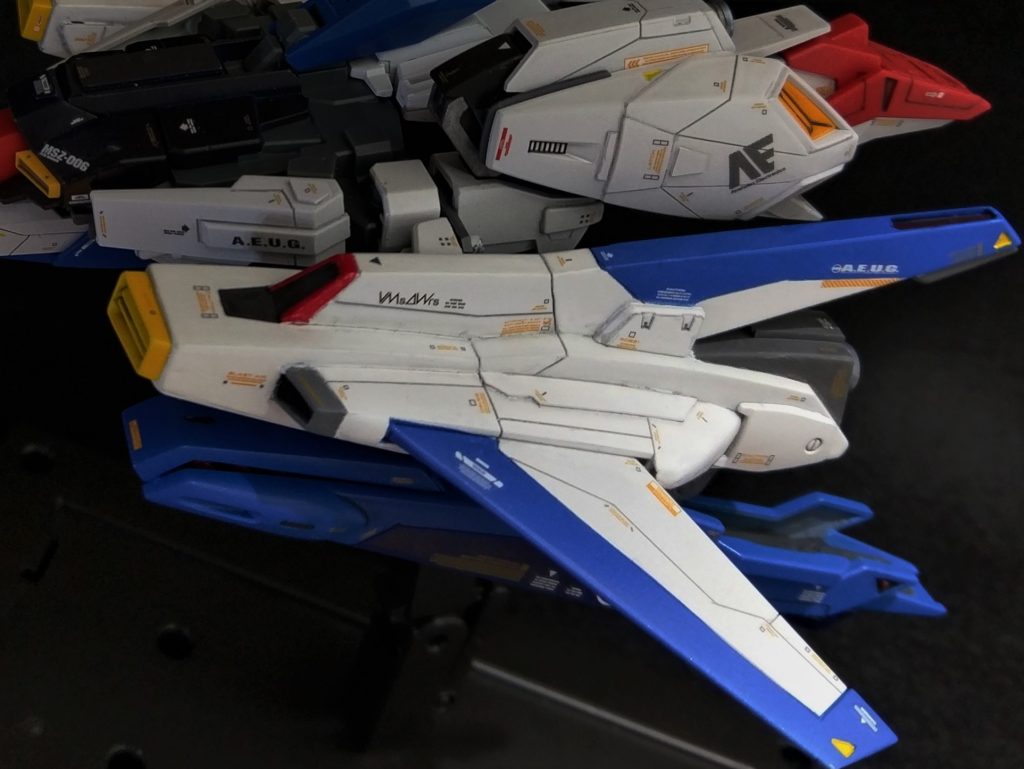 Gディフェンサーは旧キットなので何もない所にスジボリを加えていくのが難しかったです。ジャンクパーツを薄く切って貼り付けたりもしています。合わせ目も綺麗に消せてない部分もありますが、写真では目立たないのでヨシとします。