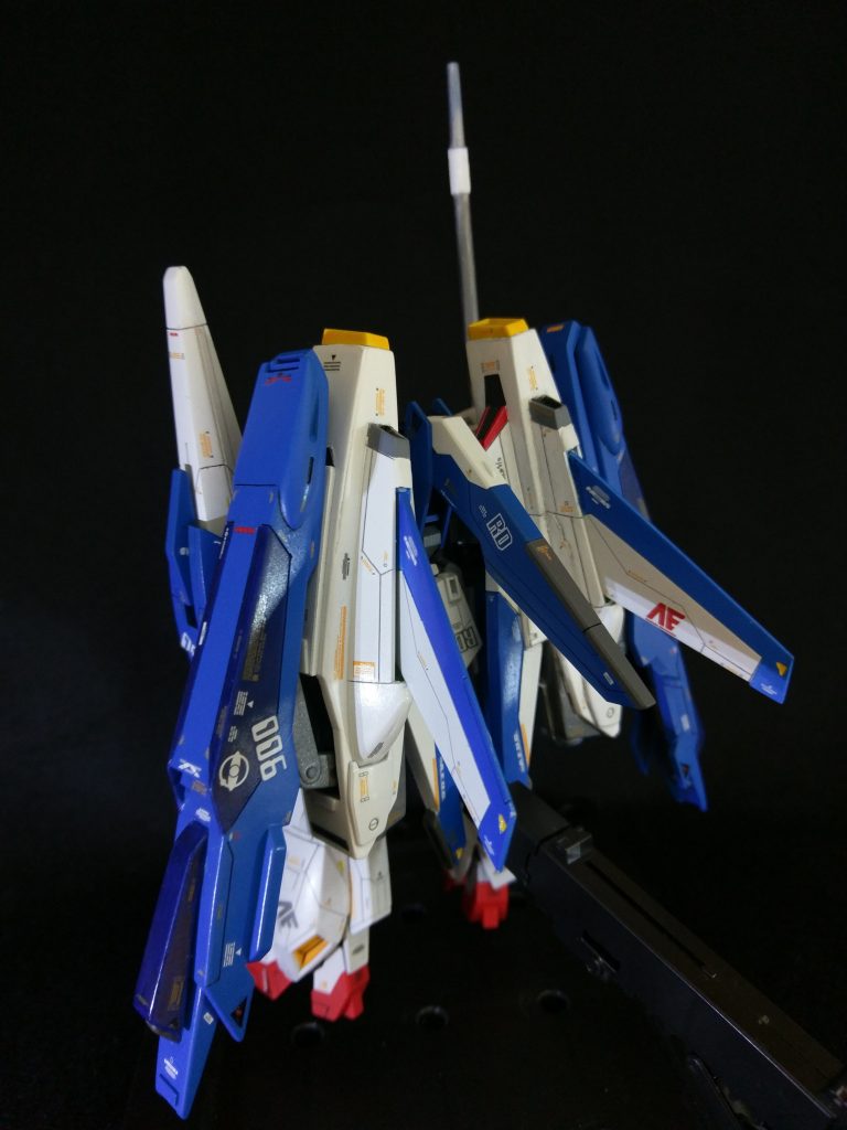 メインスラスターが一般的なMS同様背中に設置されてる点と出力特性のセッティング変更により、若干マイルドな操縦性となっている。