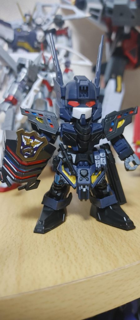 作ってる途中で仮面の下に目があったから持ってた塗料でササッと・・・SDっぽく黒目とか描きたいけどまだ描き方を知らないから保留・・・