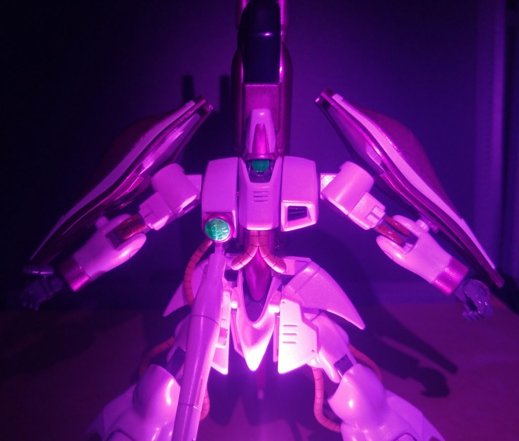 ニュータイプのプレッシャー的なアレ。ピンクのLEDあててます。