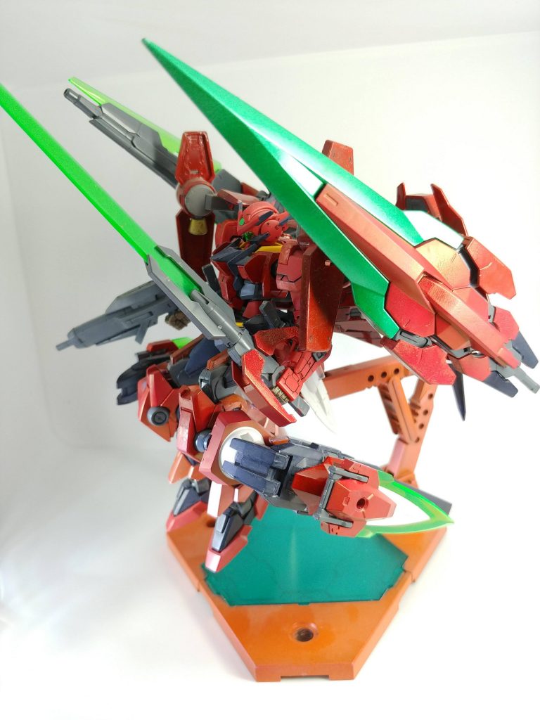 右側面はGNバスターソードを懸架しています。GNソードVは距離に合わせてソード↔ライフルを切り替えて運用します。