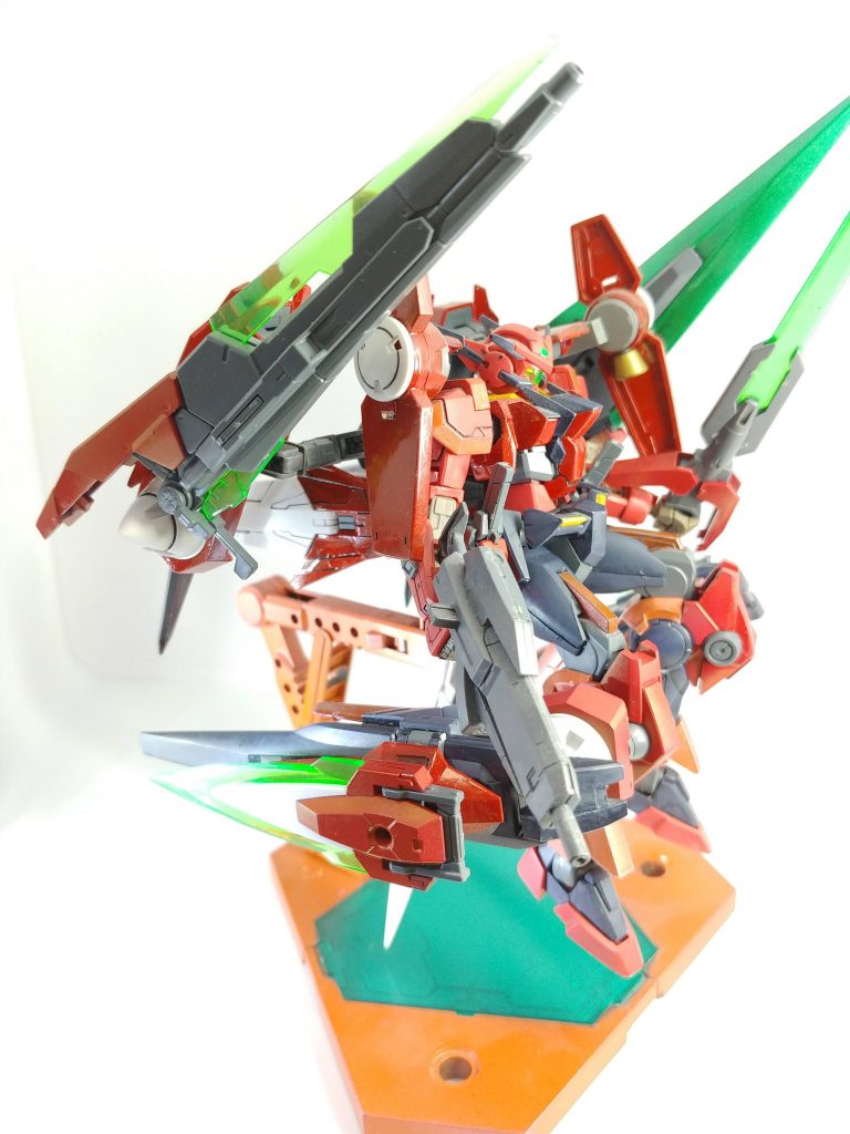 左側面です。GNソードⅡブラスターを懸架しています。GNライフルはミッションに合わせてGNキャノンに換装することもできます。