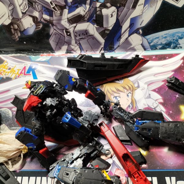 キュベレイのオ-ルレンジ攻撃によって、大破された黒く塗装し直されたZ