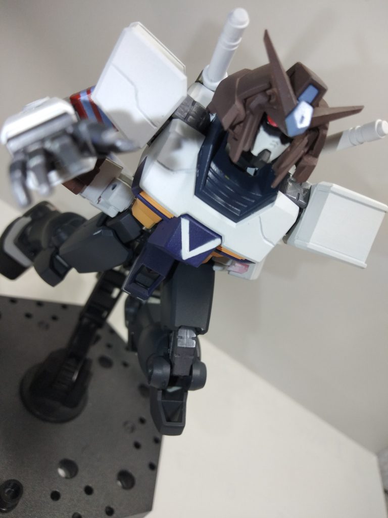 服の模様や、ネクタイのv字はマスキング塗装をしました。個人的には腰についている、青い薬品(グレネード)が気に入っています。