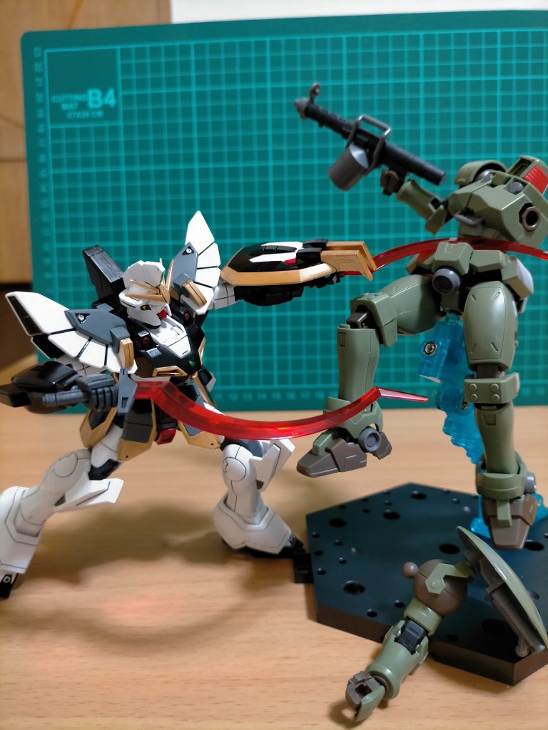 ヒートショーテル:エチオピアの刀剣ショーテルをモデルとした二振りの大剣。あらゆる環境で高い切れ味を発揮し、高熱の刃としても機能する。機体改修前後で斬りつける向きが異なる（改修前は内縁側、改修後は外縁側）。劇中ではリーオーに投げつけて両断する場面がある。