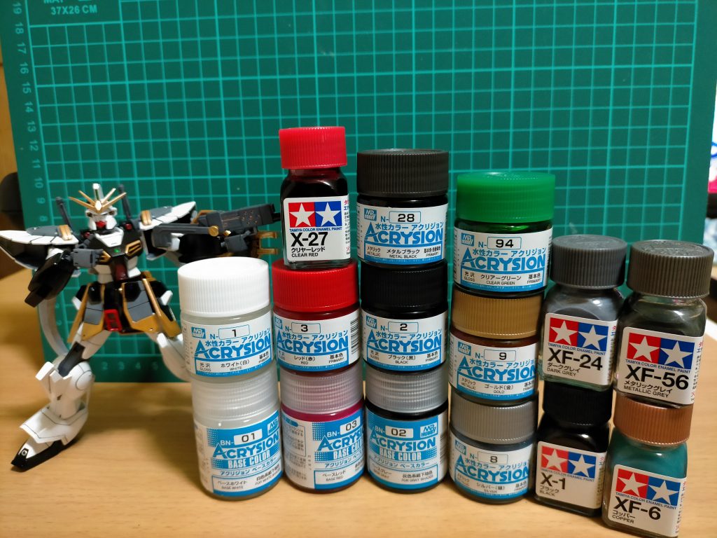 基本塗装:アクリジョン機体白:ベースホワイト→ホワイト機体赤:ベースレッド→レッド機体黒:ブラック　　　メタルブラック機体グレー:ベースグレー機体金:ゴールド機体銀:シルバーセンサー等:シルバー→クリアグリーン差し色/塗分けエナメル機黒:ブラック装甲裏:ダークグレースラスター類:メタリックグレーバーニア内部:クリアーレッド上塗り年明けから筆塗りを開始し、既にお盆になりますが、サンドロックで今年7機目の筆塗り全塗装になりました（笑）シンプルな機体ですがアーマー裏も塗分ける事でかなり引き締まった感じがし効果的です。最近梅雨やら台風やらもお構いなしに塗装が出来るのがアクリジョンの強み！未だに筆ムラ多数ですがマイペースにマッタリやってます。今年最初のマグアナックは関節部のクリアランス調整をしておらず塗装ハゲが多く有りますが、最近はガッツリ削り込んでいるのでハゲもなくホッとしてます。実は撮影用に積んであったリーオーを急遽パチ組しました（笑）皆さんは完成後の箱はどうしてますか？自分はパッケージアートの部分のみカットして保存していますが、プレバン品は白黒なのと説明書の設定やら武装紹介も省かれてるのが残念な所(;_;)BANDAIさん改善お願いします（笑）今回も最後までご覧頂き感謝です(｀･ω･´)ゞ7+1/2021