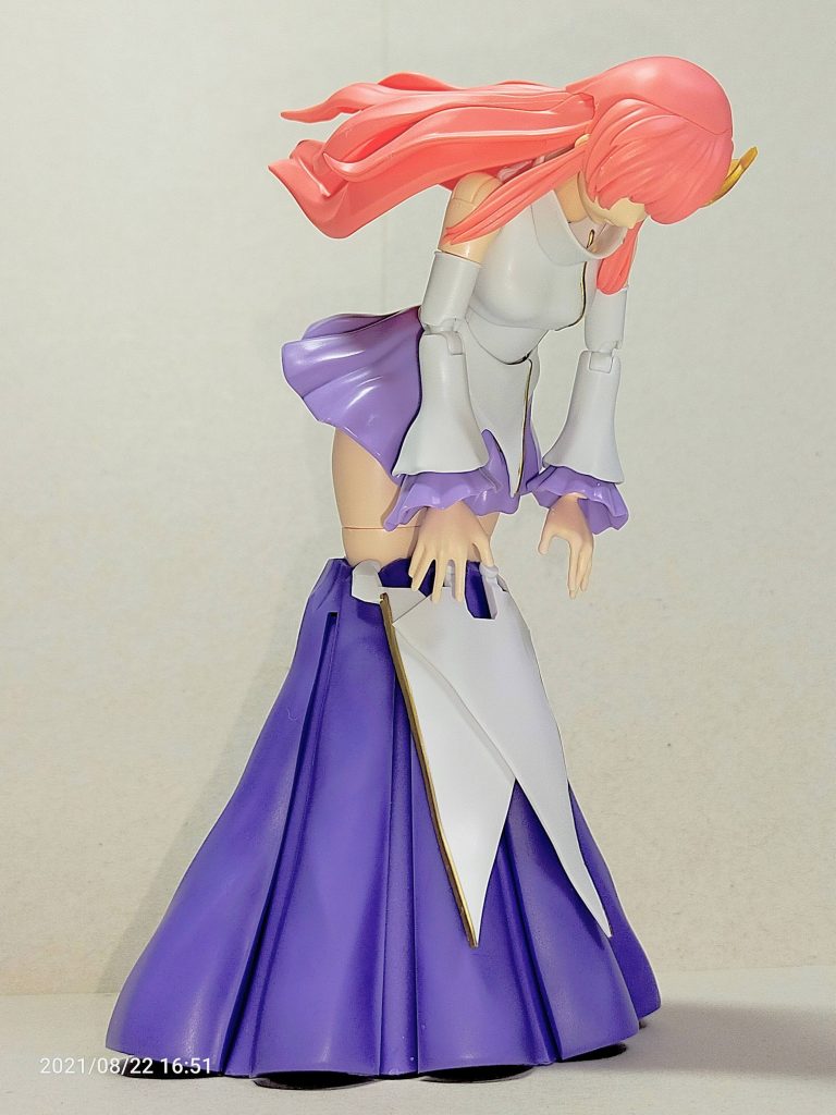 実際はスカートに突き刺さって屈伸してるだけ