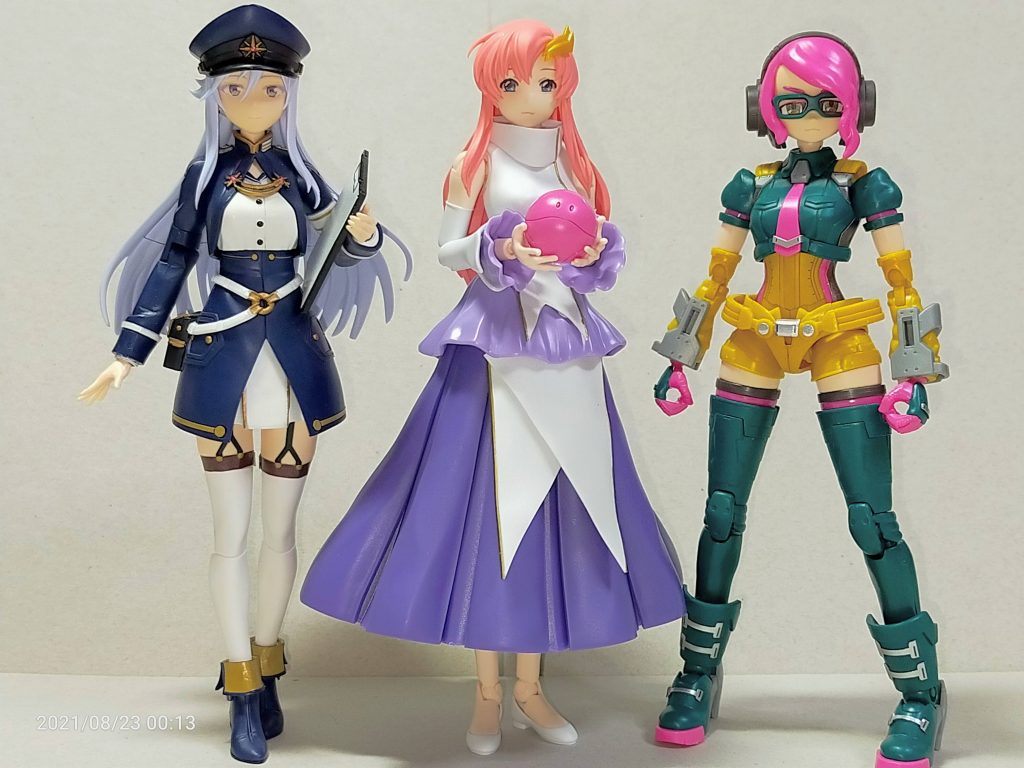 ガンダムヒロインが近くになかったので、他作品のヒロインプラモデルと記念撮影。