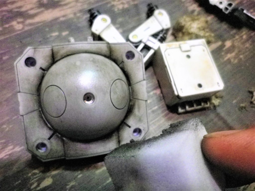 塩梅を見ながらメラミンスポンジで磨きこみます。お手軽にグラデーション再現できます。