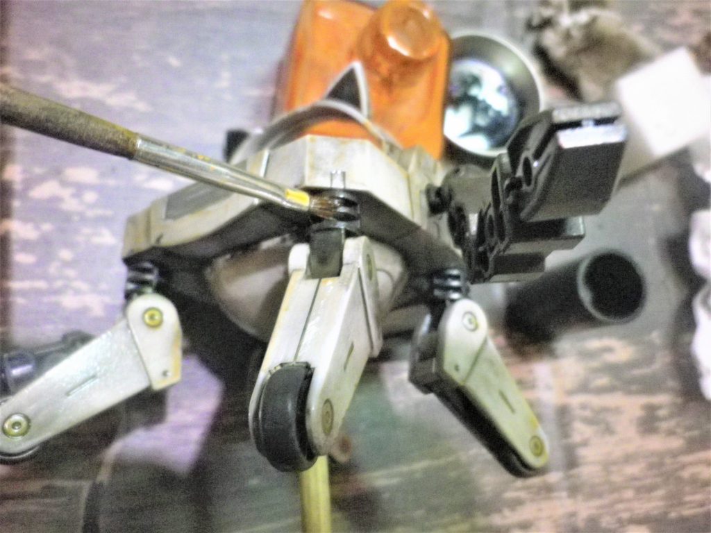 モールドを中心にウェザリングカラーマルチブラックでウォッシング。