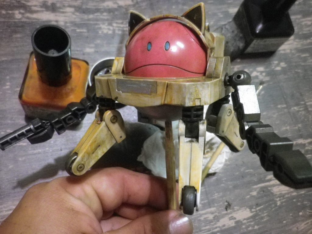 クレオスのウェザリングカラーでウォッシングする度に、スーパークリアーつや消しで保持、フィルタリングの層を重ねることで色合いの深みを形成させました。