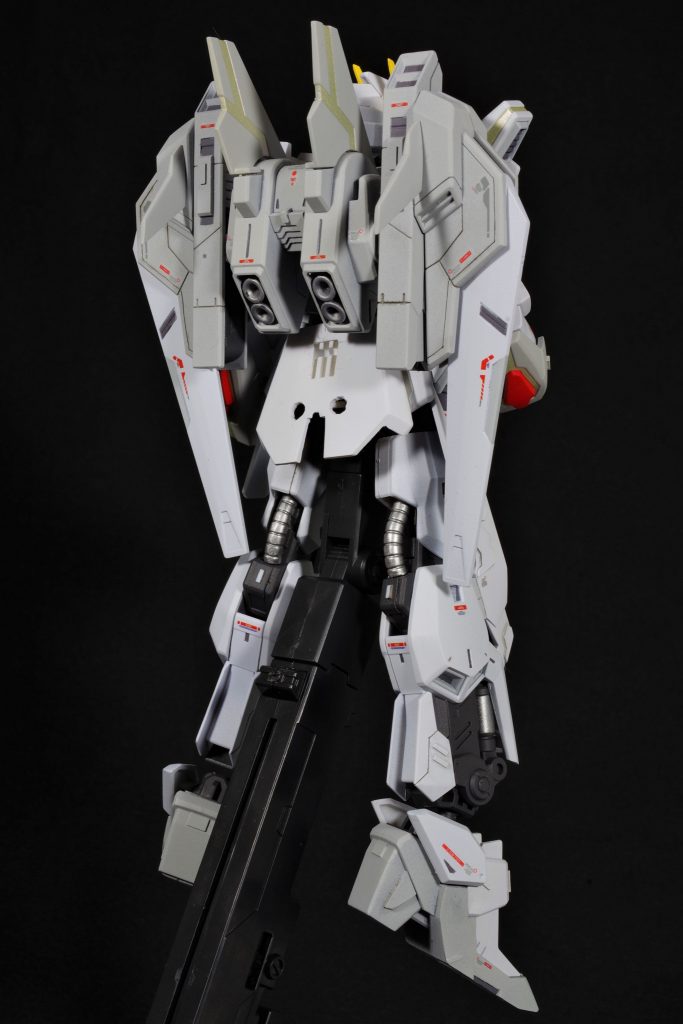 基本男前モデリングなので、バックパックの接続はピンバイスで穴開けているだけです