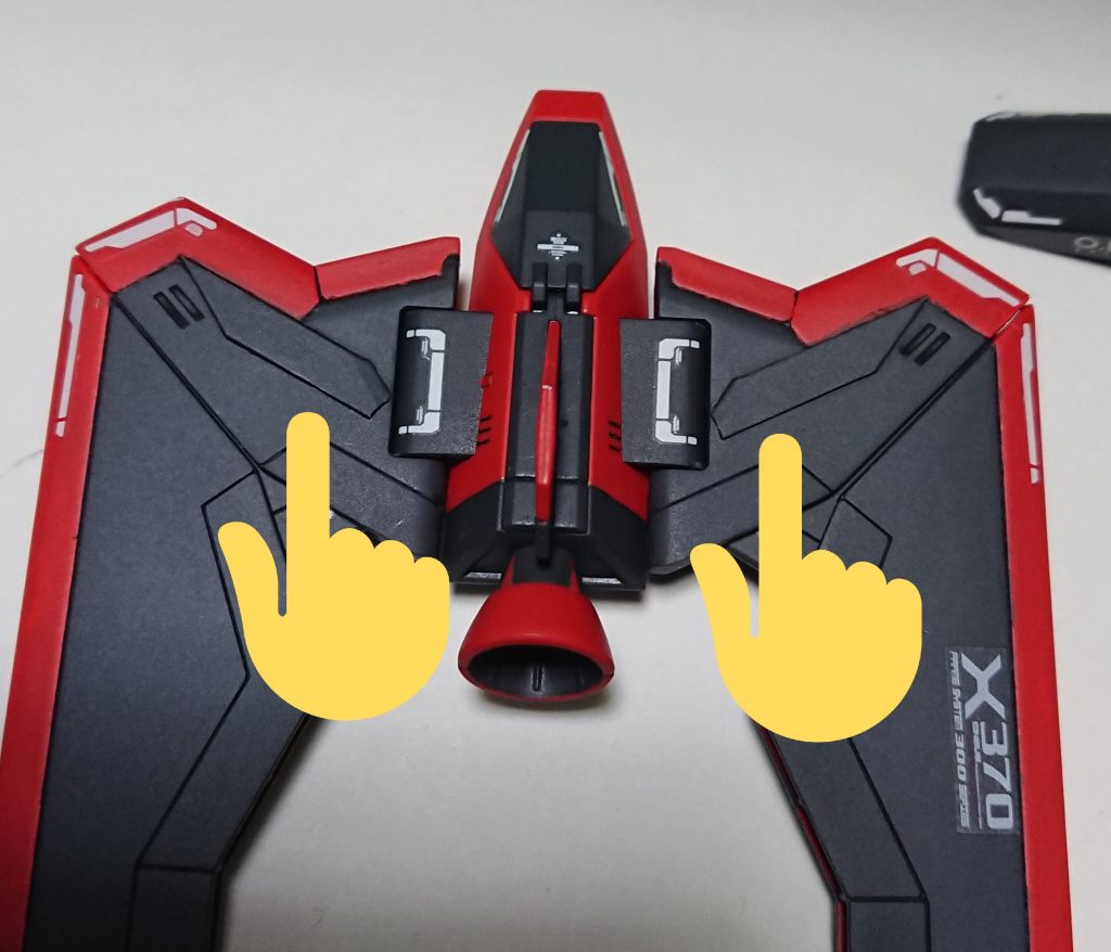 指してる所はデザインナイフの刃でカラミティの足に仕込んだ磁石で載せることが可能です