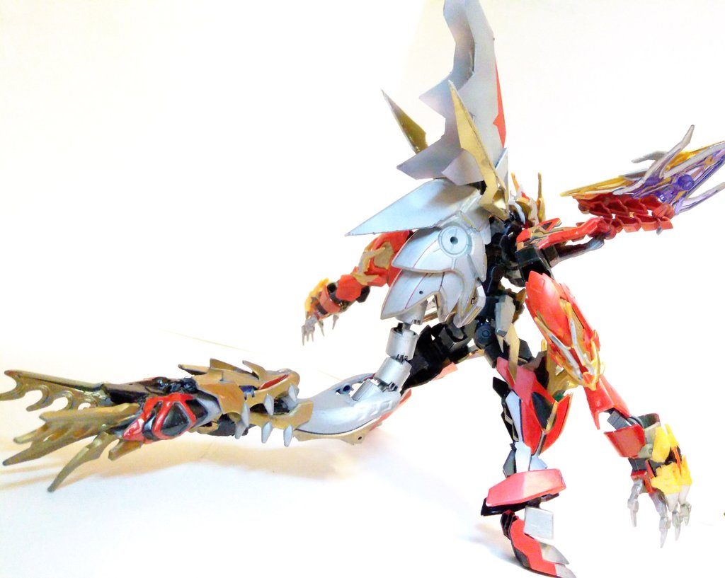 バックショット　サメの背びれのような背部パーツと、大きな尻尾が特徴です。尻尾の先が変な形ですが、この形状はまさか....！！　何かギミックでもあるのか！？