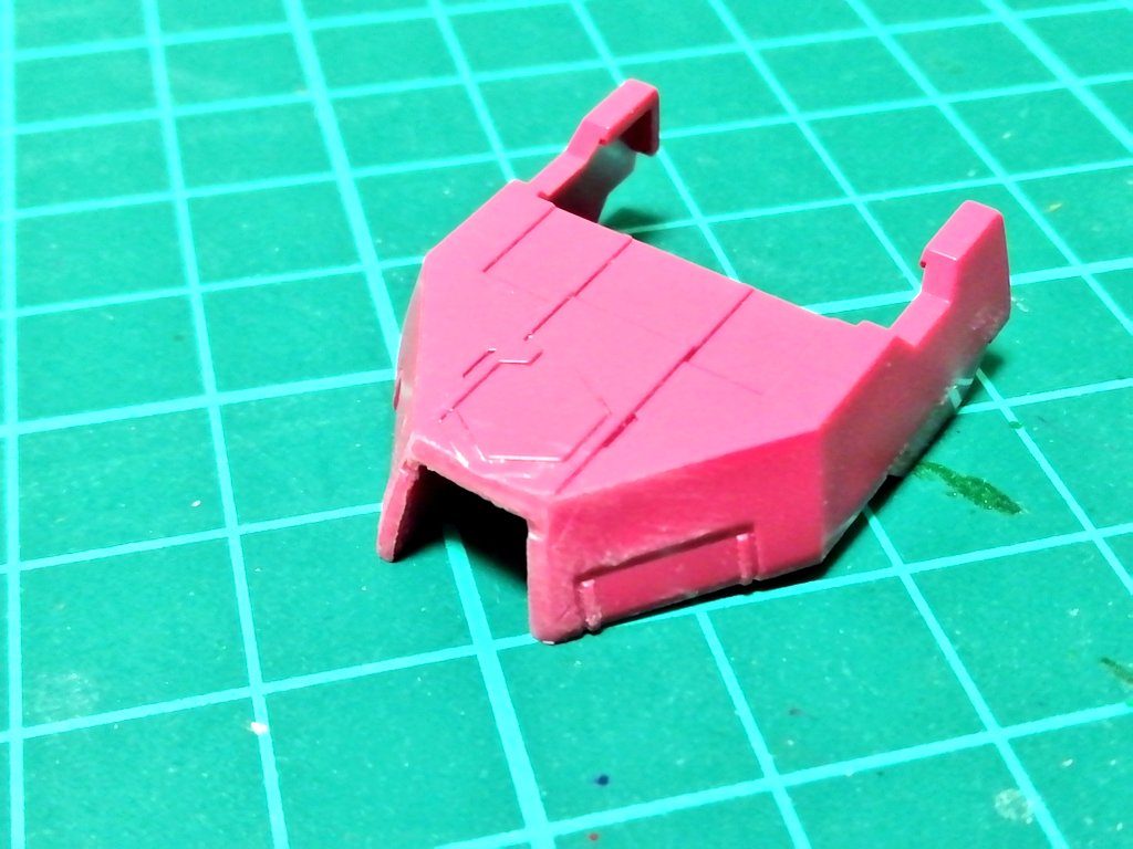 テイルブレードを装備するためにバックパックを加工。切断した後やすりをひたすらかけました(やすりをかける前の写真