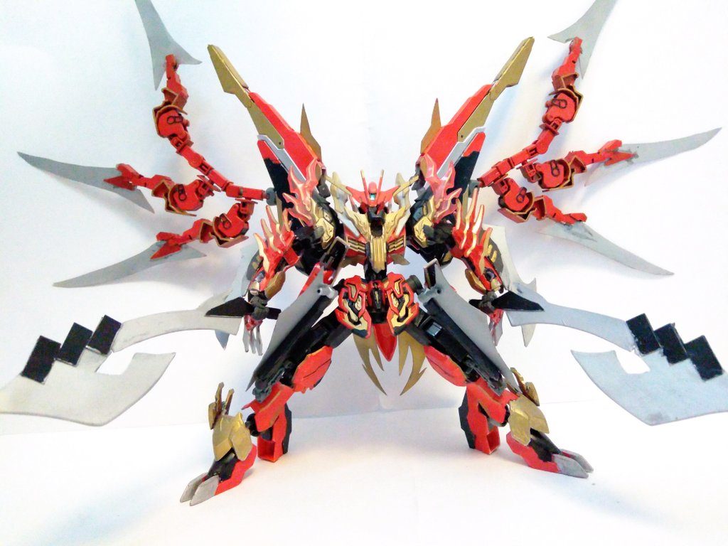 合体ギミックの前に、「ガストル」の紹介からいきましょう。　こちらは二つ前にアップした、マルコシアス改造機に手を加えたものです。　創傑伝のパーツをくっつけて、ボディの印象を変えてみました。　全身に炎の意匠が施されています。