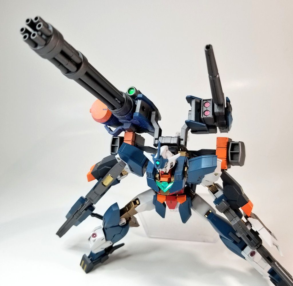 背中のキャノンとガトリングとミサイルで弾幕を張る腰を落とした射撃姿勢 