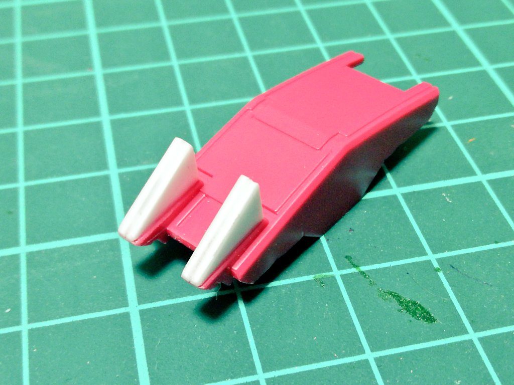 プラ板で爪を整形。細かい計算と作業を要求されたので一番大変な工程でした