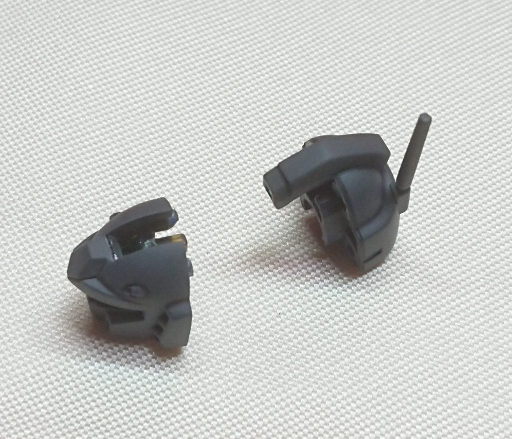 クゥエルヘッドは、リブート版のディテールを取り入れつつ後ハメ加工をしています。リブート版はヘイズル同様頬のディテールが頭まで繋がっているため、頭部の合わせ目も段落ち化。しかしトサカ部分までは続いていないので、トサカの前半分を頭部パーツからエッチングソーで切り離し、後ろ側のトサカと接着しています。これで後ハメ可能になります。…が、リブート版はさらに頬の部分にヘイズル同様バルカンポッド用らしきハードポイントがあるので、これをほりこんで雑に再現。工作的には本体よりも手間がかかっているような