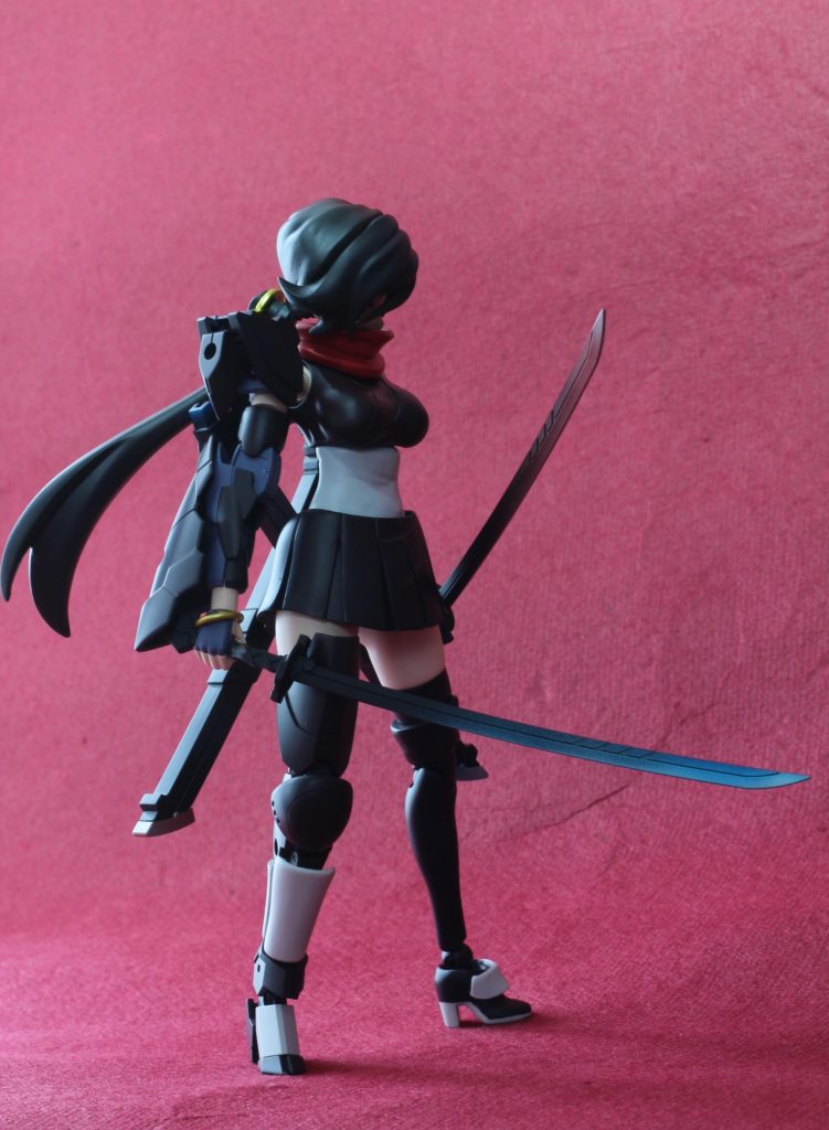 刀は赤と青のグラデ。靴もハイヒールにしてバランスを整えています。