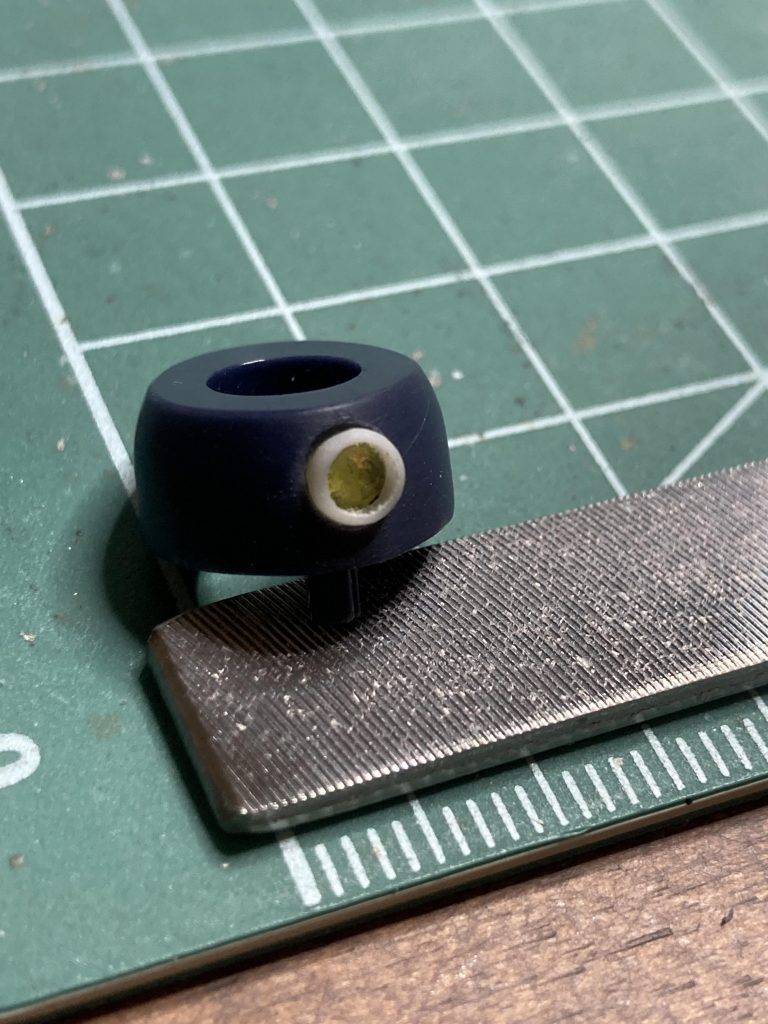 モノアイ工作、もうちょっと下に穴をあければよかったです・・・